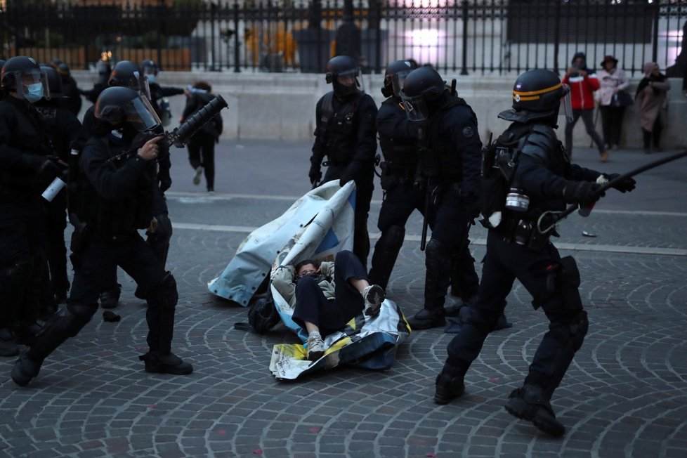 Pařížský protest proti brutalitě měl násilnou dohru (5. 12. 2020)