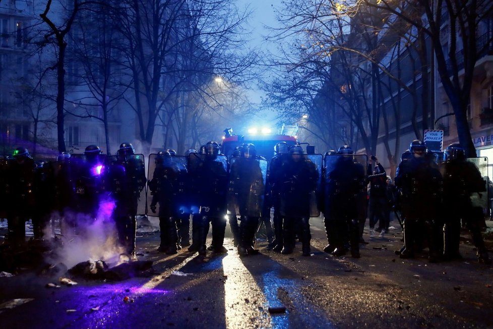 Pařížský protest proti brutalitě měl násilnou dohru (5. 12. 2020)