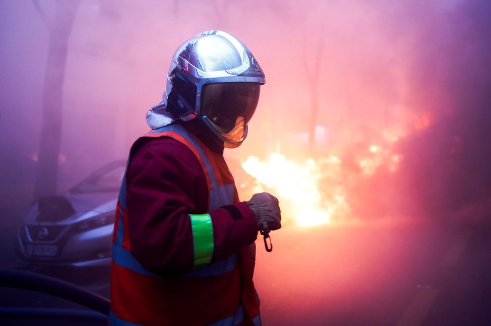 Pařížský protest proti brutalitě měl násilnou dohru (5. 12. 2020)