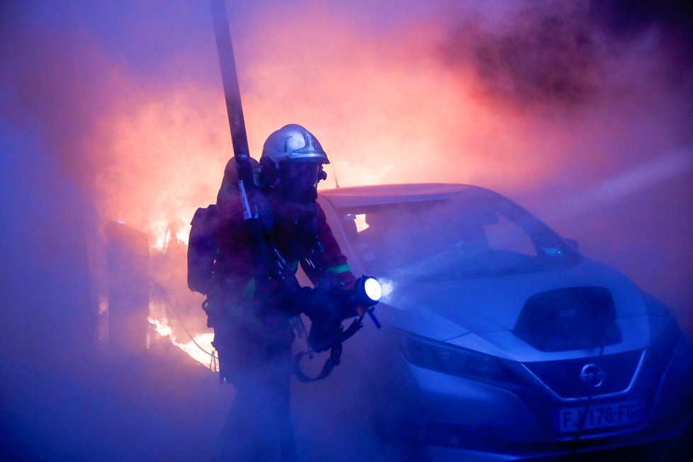 Pařížský protest proti brutalitě měl násilnou dohru (5. 12. 2020)