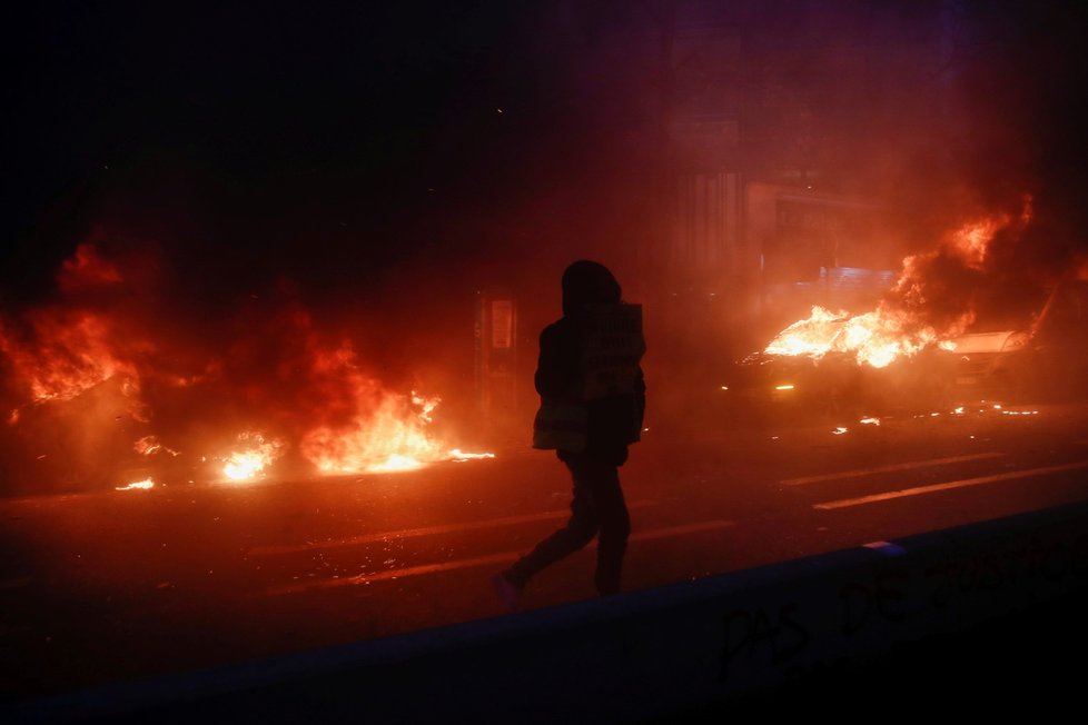 Pařížský protest proti brutalitě měl násilnou dohru (5. 12. 2020)