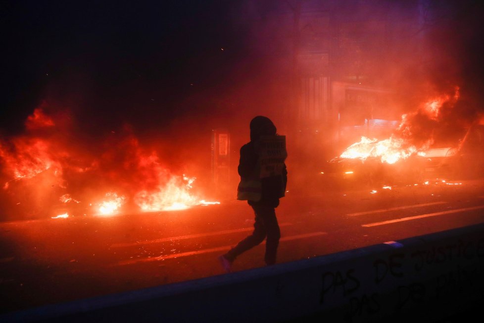 Pařížský protest proti brutalitě měl násilnou dohru (5. 12. 2020)