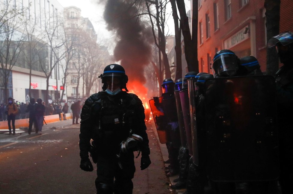 Pařížský protest proti brutalitě měl násilnou dohru (5. 12. 2020)