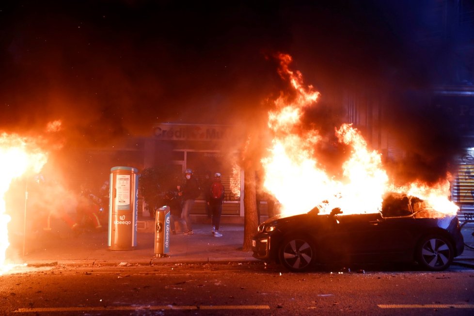 Pařížský protest proti brutalitě měl násilnou dohru (5. 12. 2020)