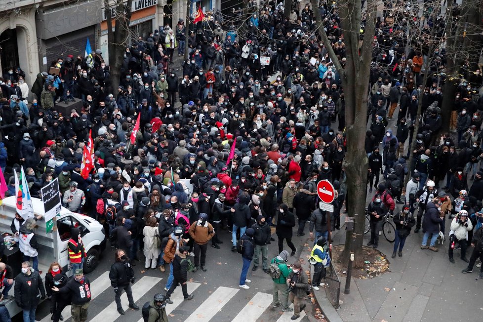 Pařížský protest proti brutalitě měl násilnou dohru (5. 12. 2020)