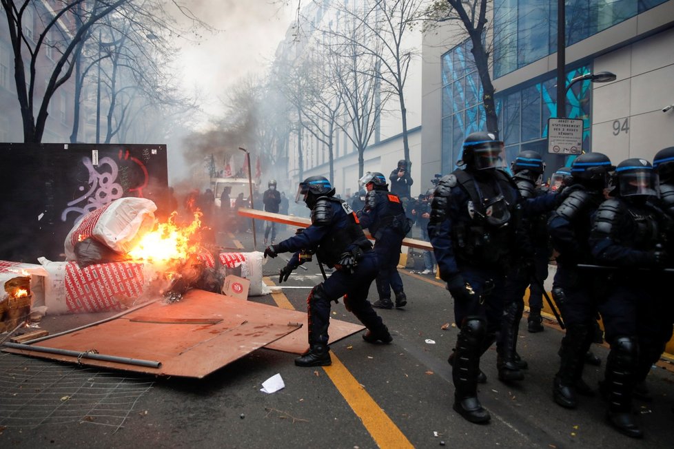 Pařížský protest proti brutalitě měl násilnou dohru (5. 12. 2020)