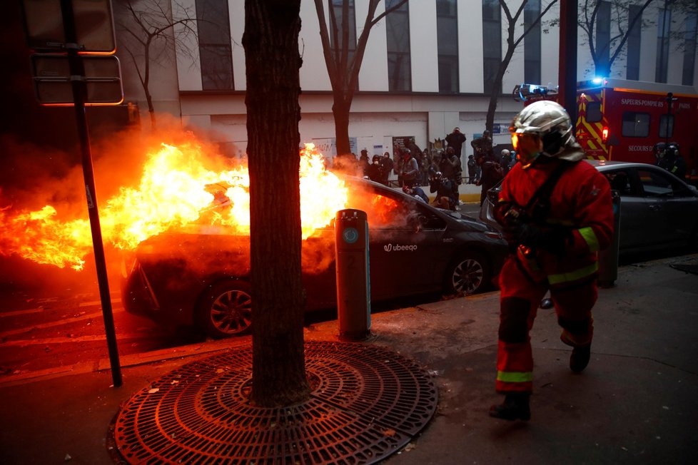 Pařížský protest proti brutalitě měl násilnou dohru (5. 12. 2020)