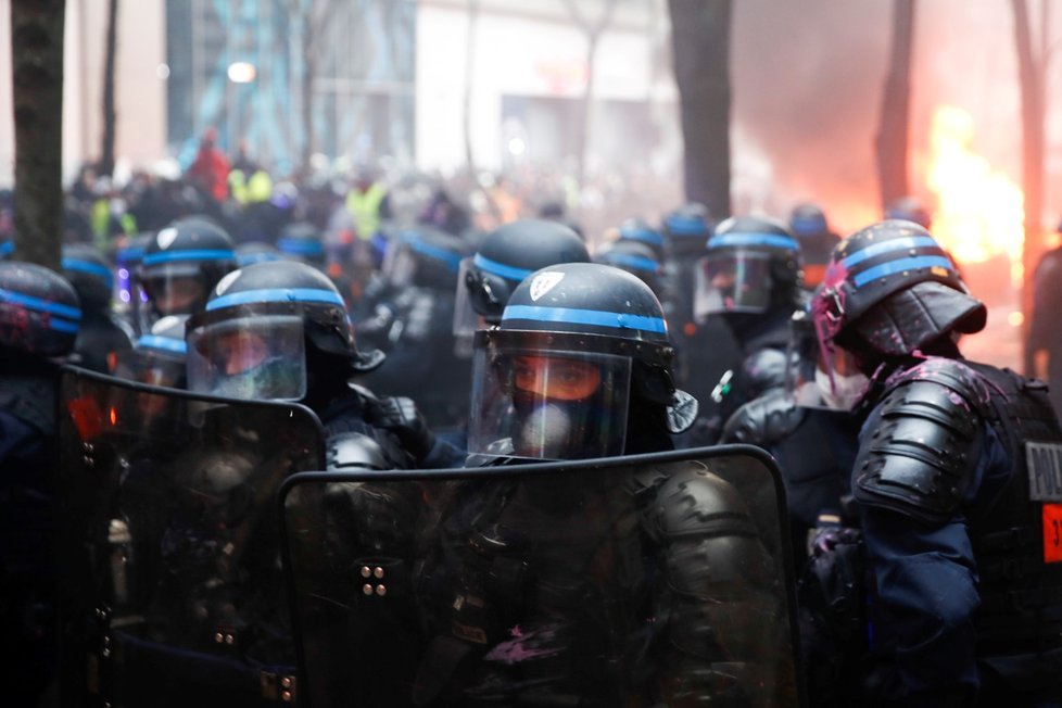 Pařížský protest proti brutalitě měl násilnou dohru (5. 12. 2020)