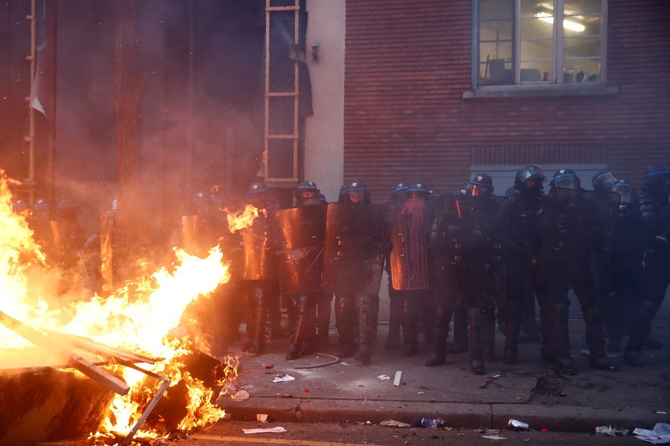 Pařížský protest proti brutalitě měl násilnou dohru (5. 12. 2020)