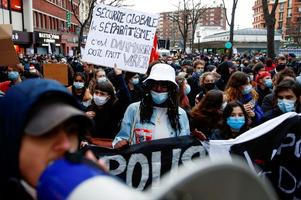 Pařížský protest proti brutalitě měl násilnou dohru (5. 12. 2020)