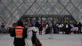 Zaměstnanci blokují vstup do pařížského muzea Louvre během protestů proti rostoucím životním nákladům (19. 10. 2026).