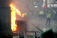 Granáty, zatýkání a 92 zraněných: Tisíce Francouzů protestují kvůli zdražení pohonných hmot