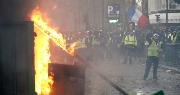Granáty, zatýkání a 92 zraněných: Tisíce Francouzů protestují kvůli zdražení pohonných hmot