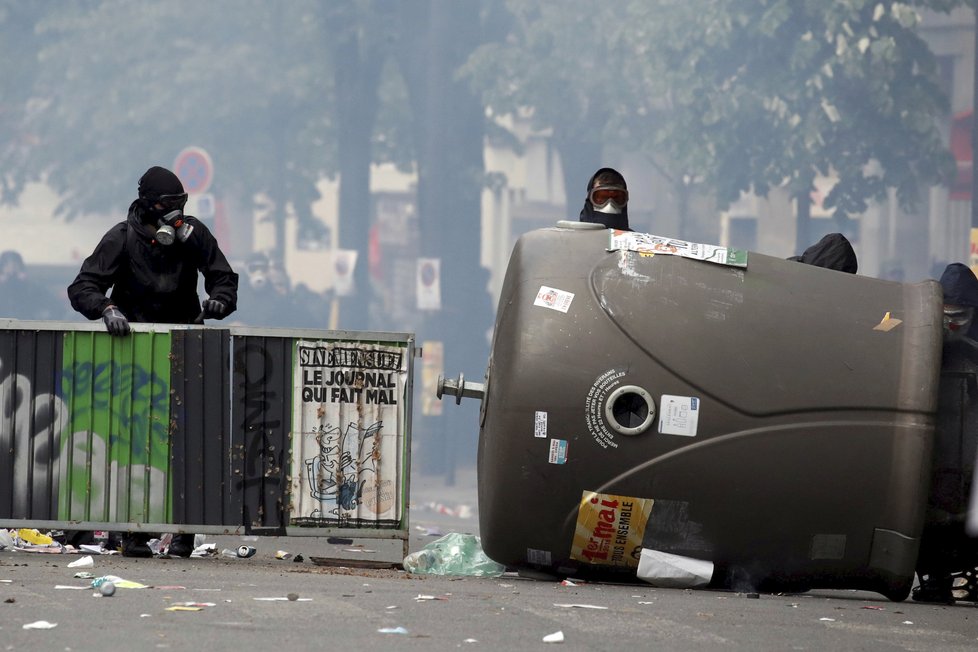 Prvomájové oslavy v Paříži poznamenaly násilné střety demonstrantů a policie.
