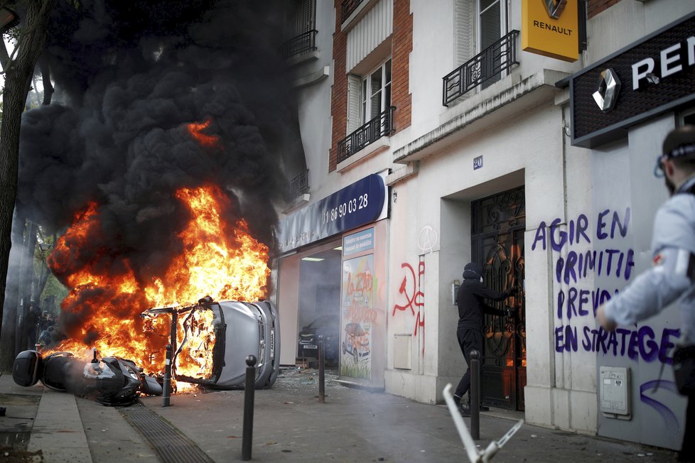 Prvomájové oslavy v Paříži poznamenaly násilné střety demonstrantů a policie.