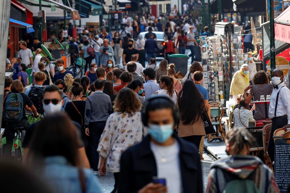 Francouzské úřady požadují nošení roušek na veřejných místech. (29. 9. 2020)
