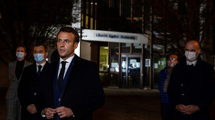 Francouzský prezident Emmanuel Macron před budovou školy Collège du Bois d&#39;Aulne na pařížském předměstí, kde působil zavražděný učitel dějepisu Samuel Paty.