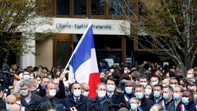 Lidé se shromažďují před budovou školy Collège du Bois d&#39;Aulne na pařížském předměstí, kde působil zavražděný učitel dějepisu (17. 10. 2020)