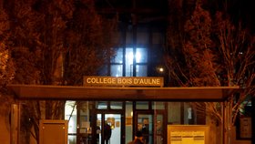 Vstup do budovy školy Collège du Bois d&#39;Aulne na pařížském předměstí, kde působil zavražděný učitel dějepisu (16. 10. 2020).