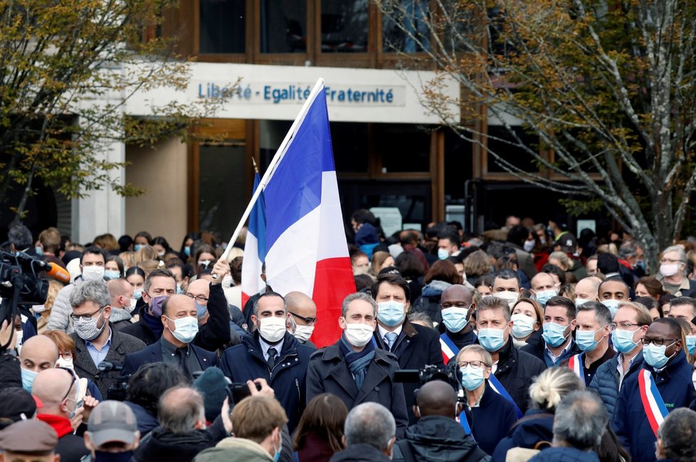 Lidé se shromažďují před budovou školy Collège du Bois d&#39;Aulne na pařížském předměstí, kde působil zavražděný učitel dějepisu (17. 10. 2020)
