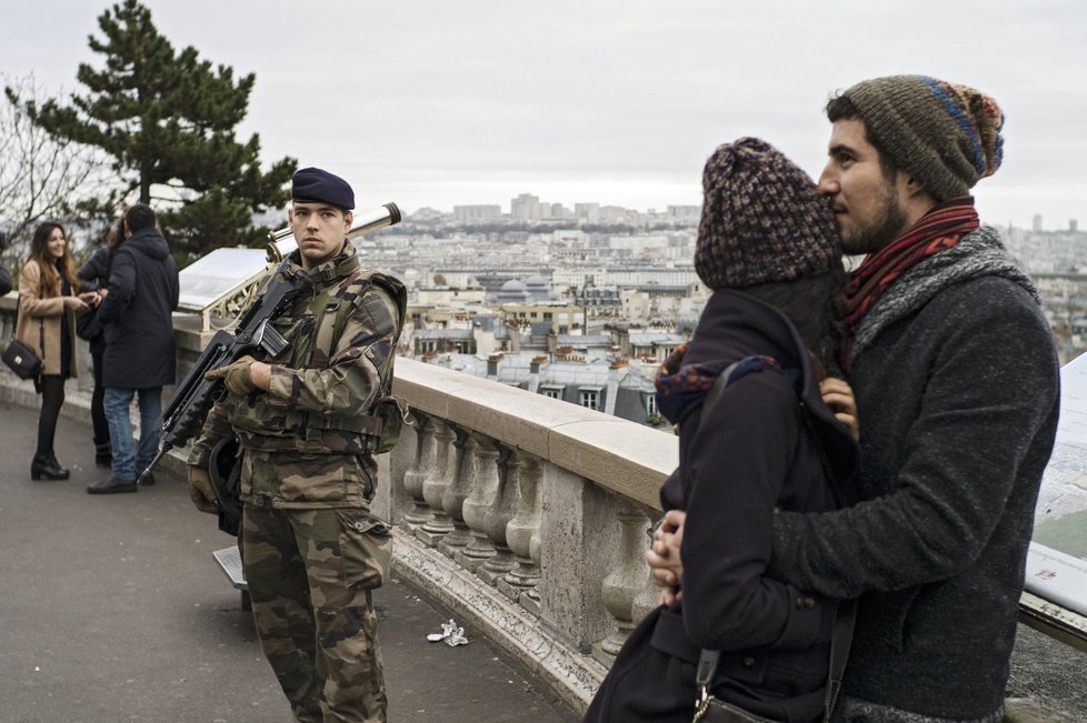 V Paříži výrazně zpřísnili po rozsáhlých teroristických útocích bezpečnostní opatření.