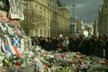 Evropa dnes v poledne minutou ticha uctila památku přinejmenším 129 obětí pátečních teroristických útoků v Paříži
