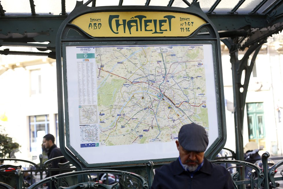 Muž s nožem napadl v Paříži vojáka, ten ho zneškodnil