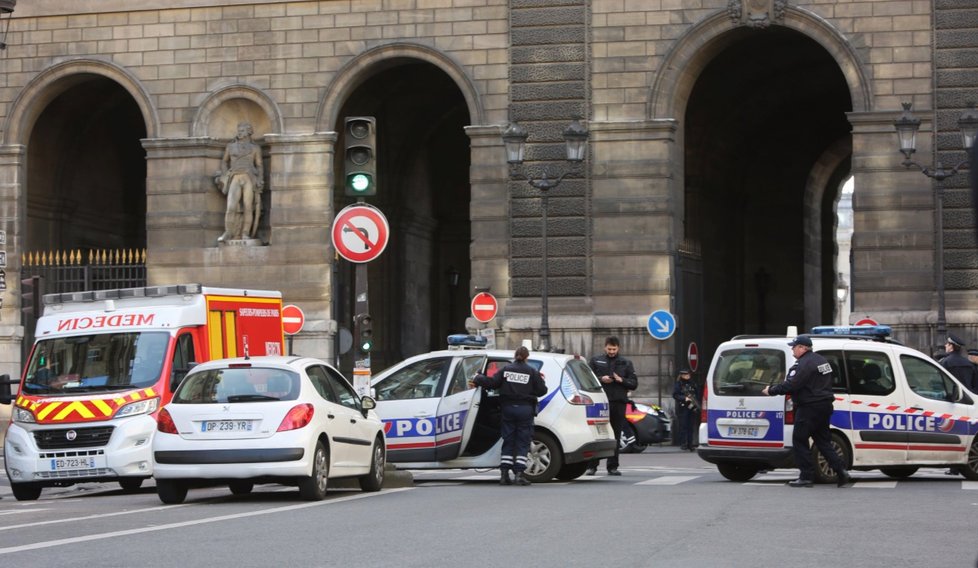 Muž s nožem napadl v Paříži vojáka, ten ho zneškodnil.