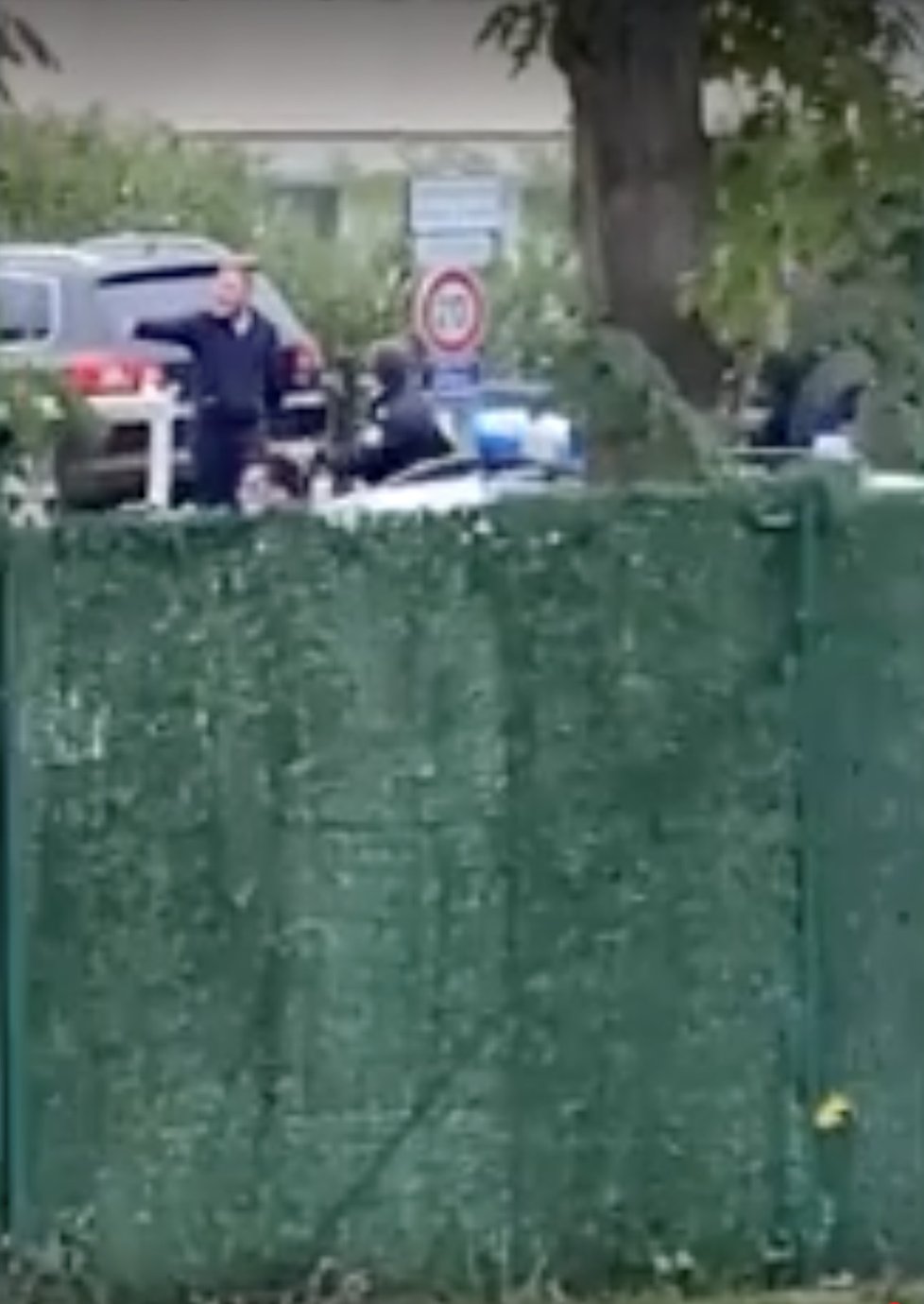 Vraha učitele francouzská policie zasáhla devíti střelami. Svědek natočil video.