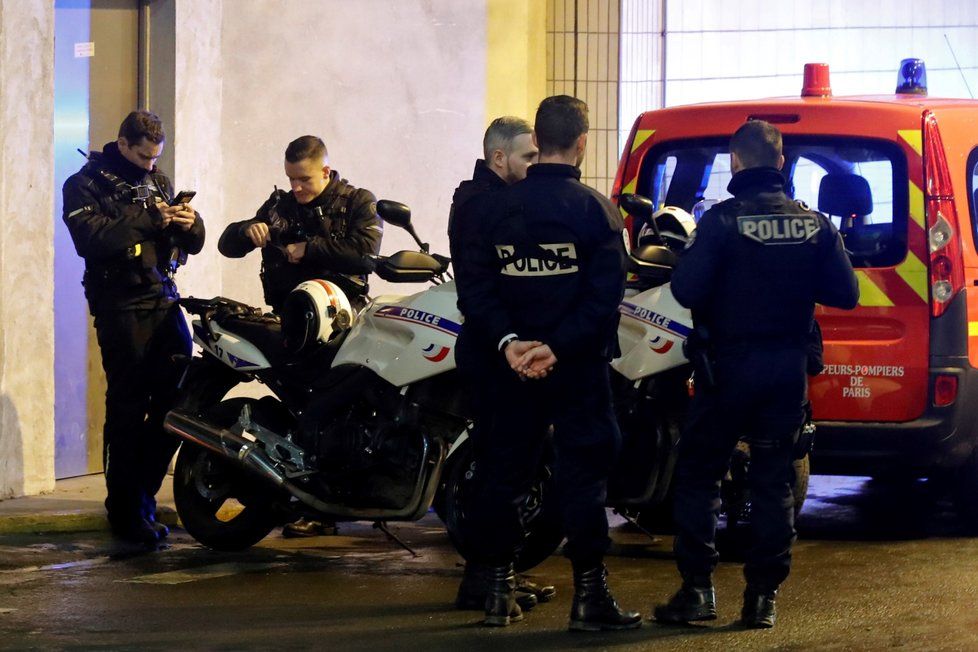 Policisté v Paříži zastřelili muže, který je ohrožoval nožem. (13. 12. 2019)