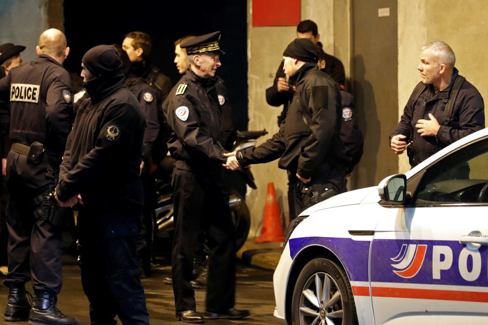 Policisté v Paříži zastřelili muže, který je ohrožoval nožem (13. 12. 2019)