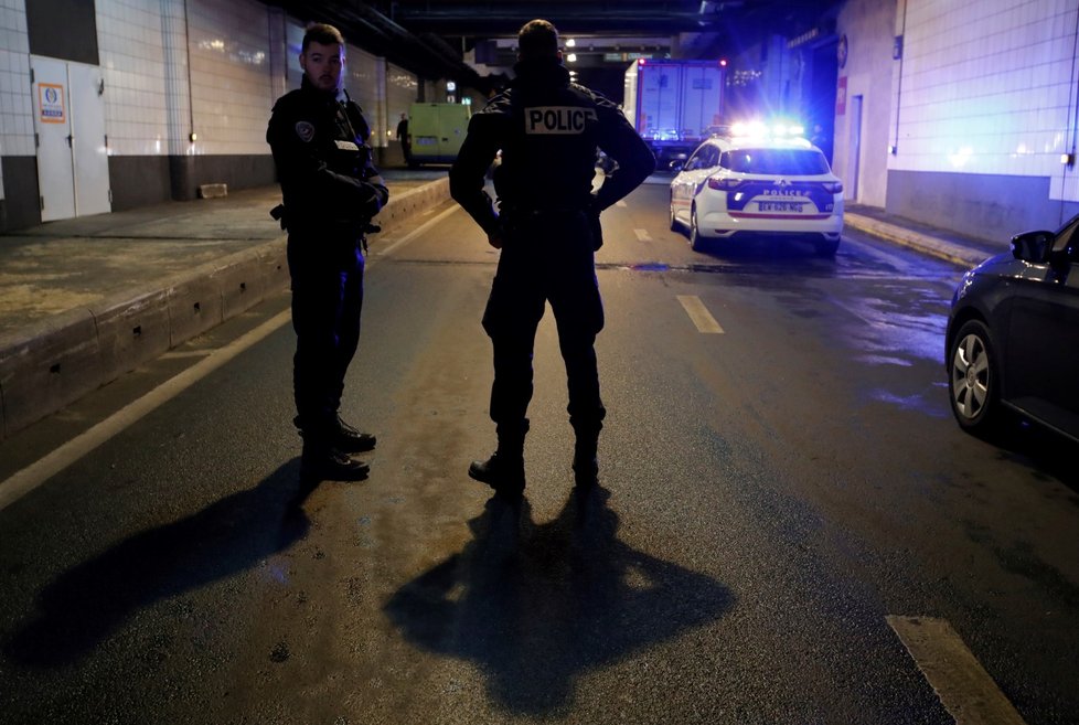 Policisté v Paříži zastřelili muže, který je ohrožoval nožem (13. 12. 2019)