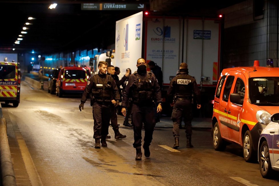 Policisté v Paříži zastřelili muže, který je ohrožoval nožem. (13. 12. 2019)