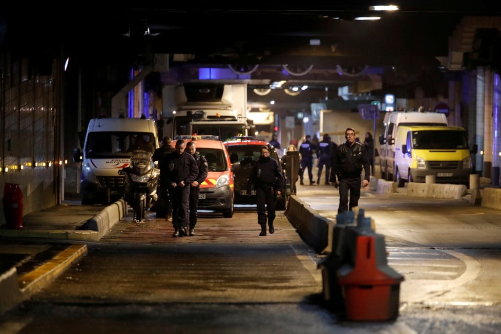 Policisté v Paříži zastřelili muže, který je ohrožoval nožem (13. 12. 2019)