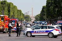 Další teror v Paříži? Islamista s puškou a bombou najel do vozu policie