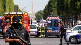 Na pařížské Champs-Élysées probíhá bezpečnostní akce poté, co tam dodávka najela do policejního auta.