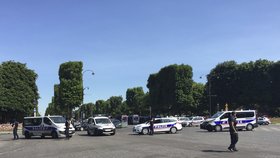 Na pařížské Champs-Élysées probíhá bezpečnostní akce poté, co tam dodávka najela do policejního auta.