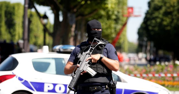 Řidič úmyslně najel před školou do lidí. Zranil tři studenty v Toulouse