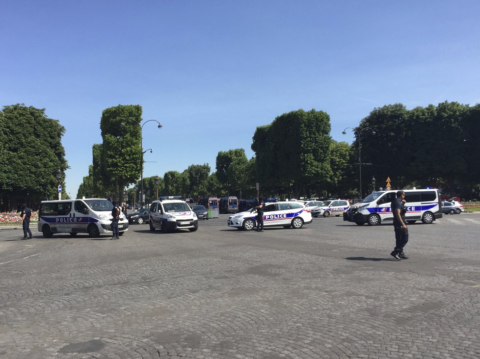 Na pařížské Champs-Élysées probíhá bezpečnostní akce poté, co tam dodávka najela do policejního auta.