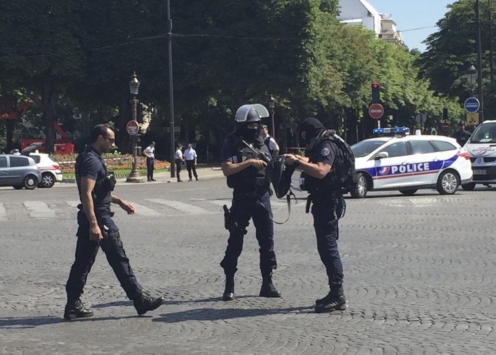 Na pařížské Champs-Élysées probíhá bezpečnostní akce poté, co tam dodávka najela do policejního auta.