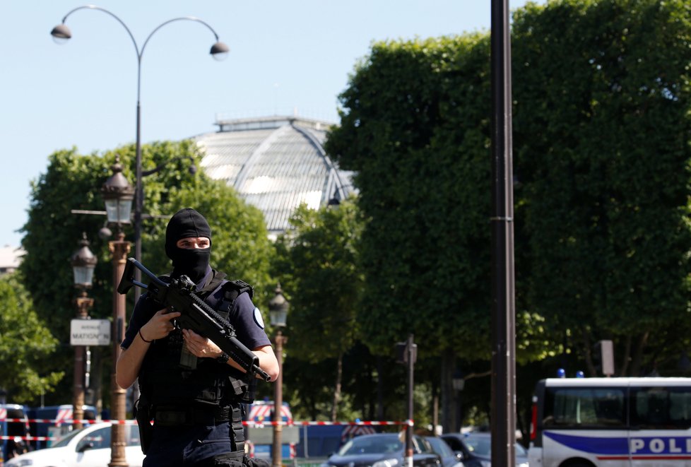 Bezpečnostní akce na pařížské Champs-Élyséepoté, co tam dodávka najela do policejního auta