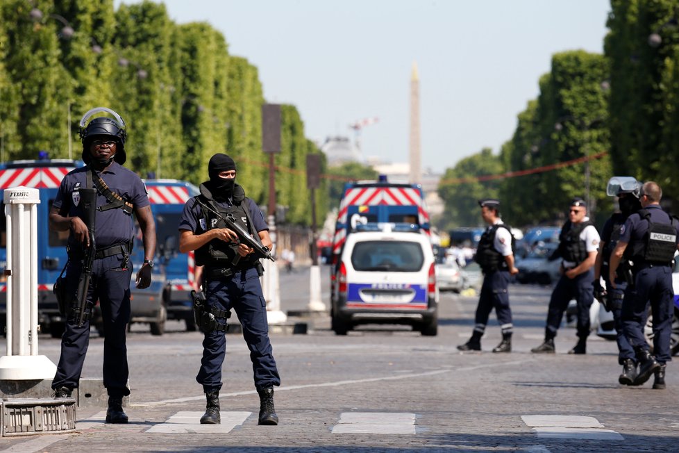 Na pařížské Champs-Élysées probíhá bezpečnostní akce poté, co tam dodávka najela do policejního auta.