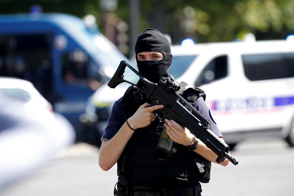 Na pařížské Champs-Élysées probíhá bezpečnostní akce poté, co tam dodávka najela do policejního auta.