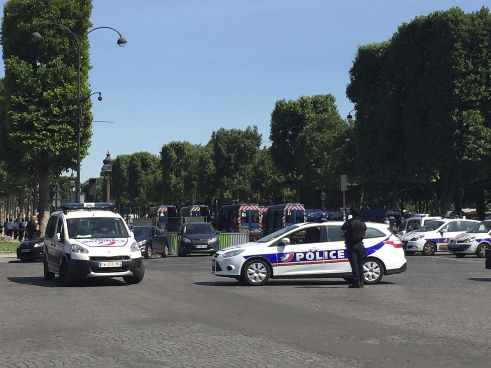 Na pařížské Champs-Élysées probíhá bezpečnostní akce poté, co tam dodávka najela do policejního auta.