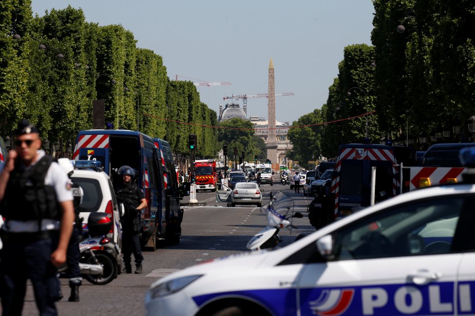 Na pařížské Champs-Élysées probíhá bezpečnostní akce poté, co tam dodávka najela do policejního auta.