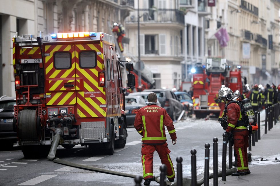 Záchranáři na místě exploze v Paříži. (12.1.2019)