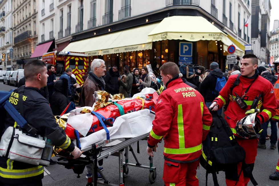 Záchranáři na místě exploze v Paříži. (12.1.2019)