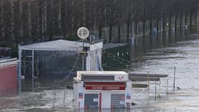 Francouze ohrožuje řeka Seina.