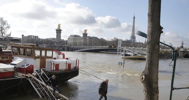 Paříž sužují záplavy: Francouze ohrožuje řeka Seina