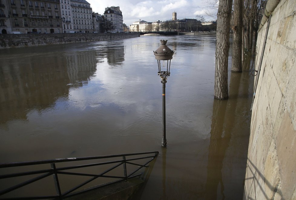 Francouze ohrožuje řeka Seina.